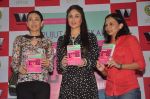 Kareena Kapoor, Karisma Kapoor at the success party og Rujuta Diwekar_s book Women & The Weight Loss Tamasha in Mumbai on 20th Jan 2012 (9).JPG